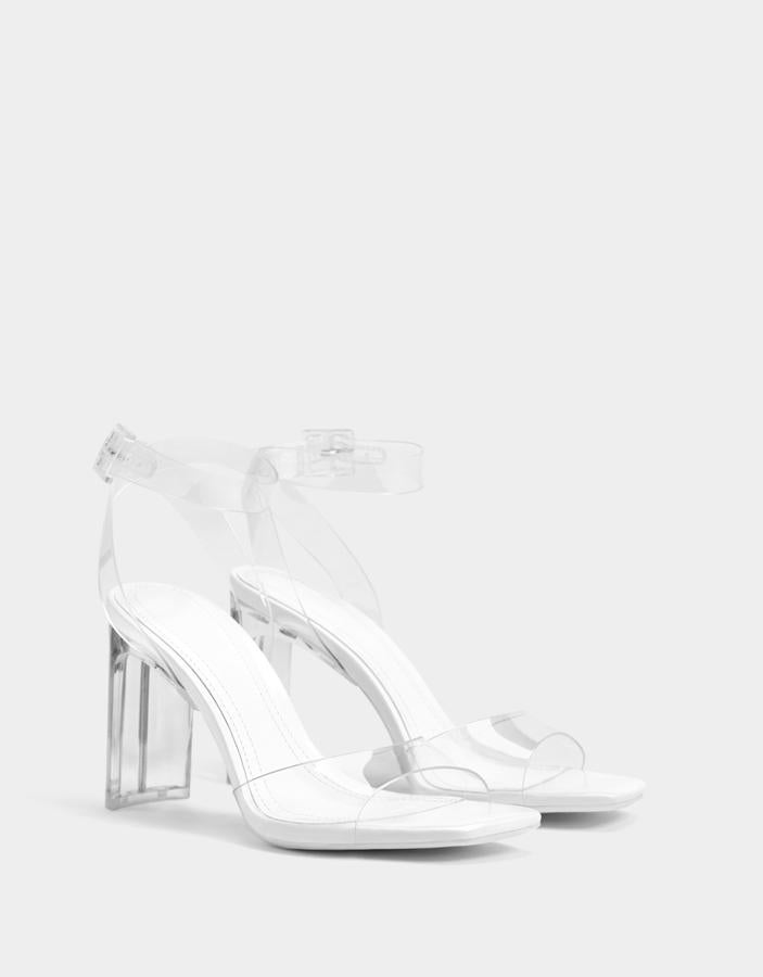 Sandalias de vinilo transparente de Bershka (35.99 euros).