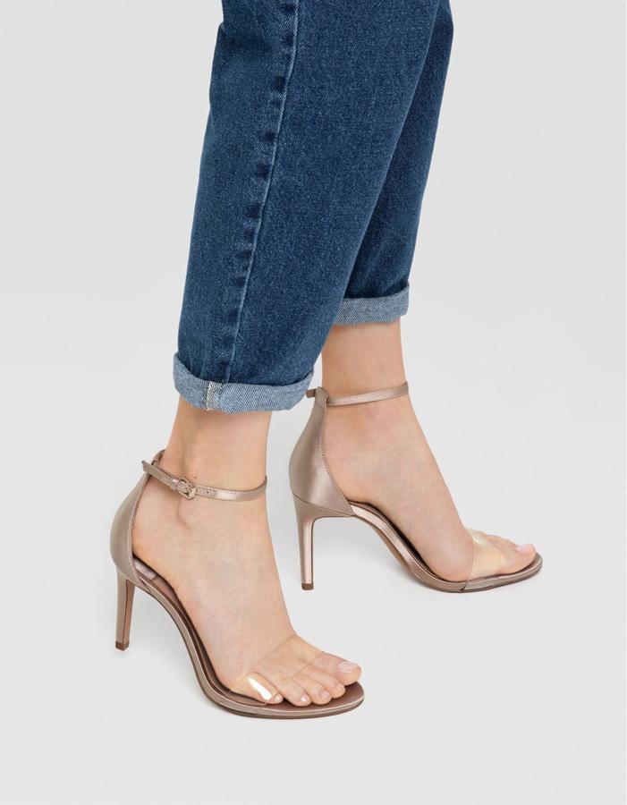 Sandalias metalizadas con tira de vinilo transparente, de Stradivarius (29.99 euros).