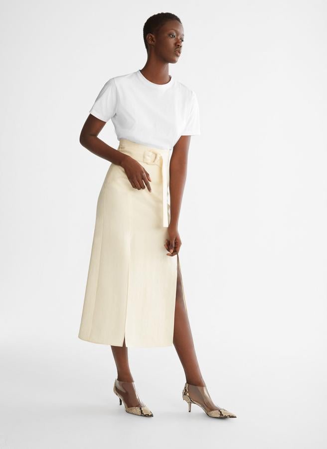 Botines combinados con piel efecto 'snake print' y vinilo transparente, de Uterqüe (99 euros).