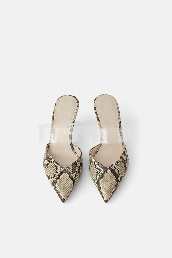 Mule efecto piel de serpiente con detalle de tira de vinilo transparente, de Zar (25.95 euros).