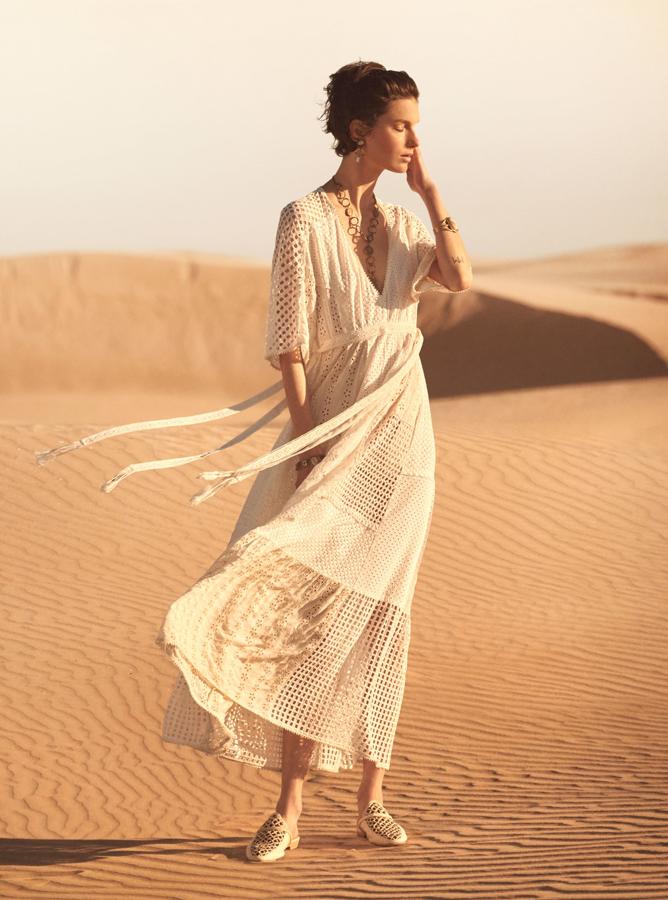 Un clásico renovado que vuelve a nuestro verano gracias a la nueva colección de Zara, un maravilloso vestido en blanco roto con tejido calado que necesitamos en nuestro armario, aunque cueste casi 100 euros.