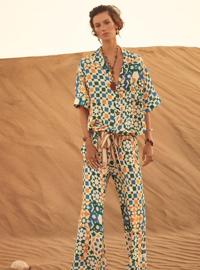 De inspiración setentera y con el color como protagonista, este conjunto pijamero de Zara con estampado mosaico cuesta 49.95 euros la blusa, y 59.95 euros el pantalón.