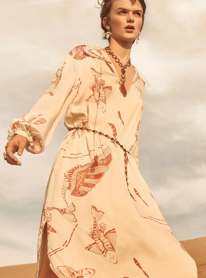 ¿Puede ser más maravilloso este vestido con estampado marino en tono caldero sobre fondo beige? Cuesta 79.95 euros en Zara.