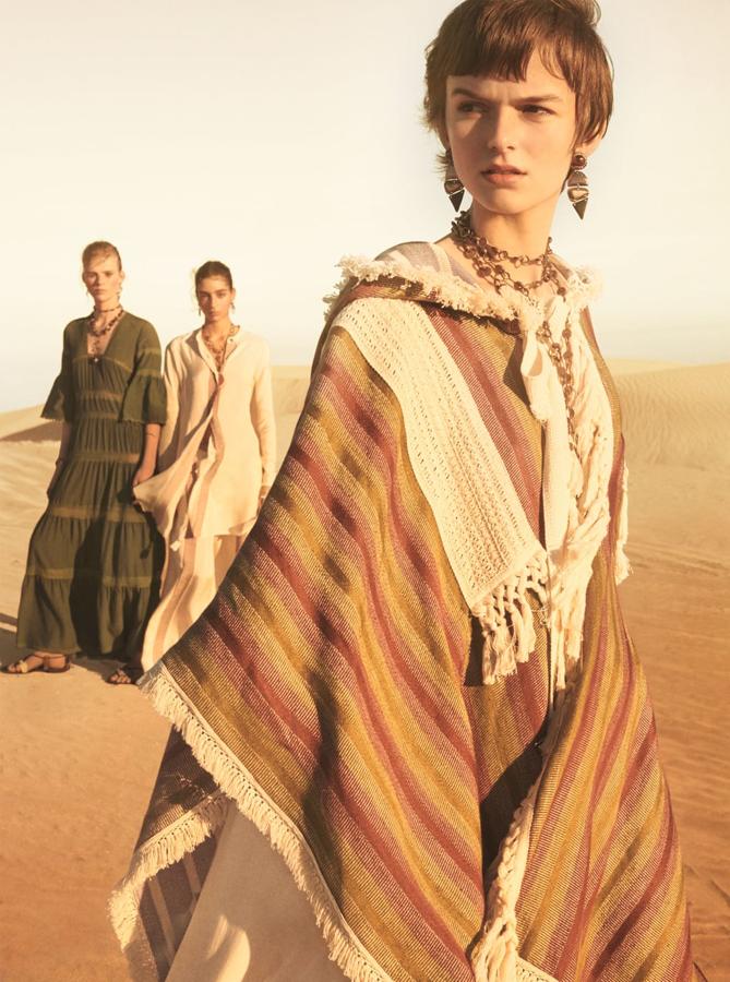 La nueva colección primavera-verano de Zara nos transporta al desierto con prendas como las de esta foto: el vestido verde cuesta 89.95 euros; el conjunto de caftán y pantalón palazzo, 59.95 euros cada prenda, y el poncho tipo capa, 119 euros.