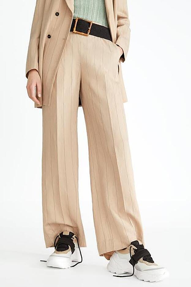 Deportivas color combinado con 9cm de plataforma. (49,95 euros).