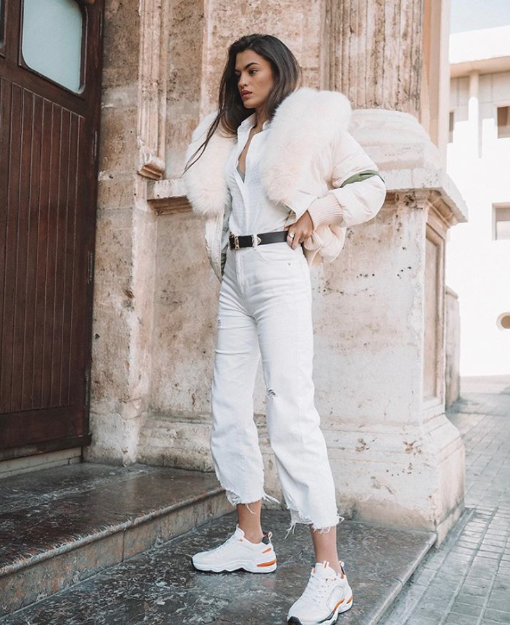 La 'megainfluencer' valenciana demuestra cómo llevar un 'total look' blanco esta temporada: vaqueros al tobillo, camisa blanca y un plumífero corto en un tono contrastado de blanco roto. Genial.