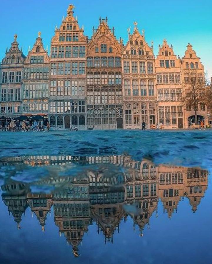 Amberes guarda uno de los secretos mejor guardados de Europa. Su  arte, historia y diseño  la incluyeron en 2018 dentro del top 10 de mejores ciudades para visitar ( 'Best Travel de Lonely Planet' ).