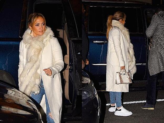 Jennifer López con abrigo blanco de corte masculino+look casual.