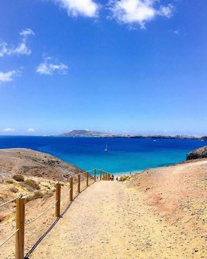 Otra de nuestras propuestas son las Islas Canarias pero más en concreto Lanzarote. La isla volcánica por excelencia, reconocida como  uno de los mejores destinos en relación calidad - precio , ofrece un lugar muy singular gracias a su  paisaje casi lunar, kilómetros de playas de arena blanca y negra y vistas espectaculares  desde cualquier de sus múltiples miradores.