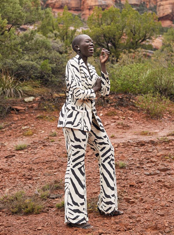 Lily Yange, con traje de chaqueta (99 euros) y pantalón (79.99 euros) con estampado de cebra de la colección H&M Studio SS19.