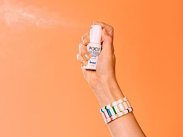 Protector solar para cuero cabellud Poof Part Powder SPF 45, de Supergoop (Poof Part Powder SPF 30 € aprox).