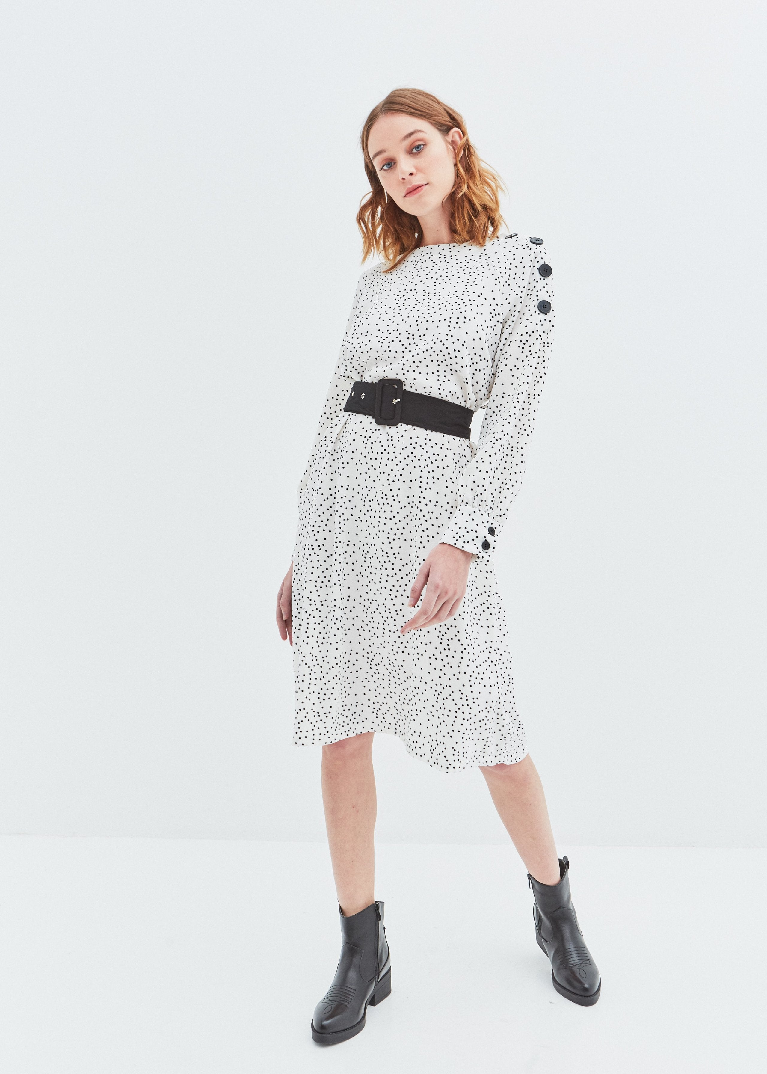 Vestido blanco con estampado de lunares negros en contraste, con detalle de botones en el hombro y cinturón, de Mulaya (15.99 euros).