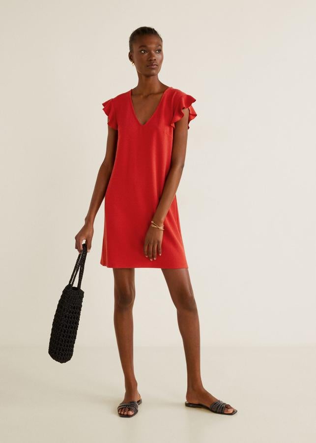Vestido de punto rojo con detalle de volantes en las mangas y escote en uve, de Mango (19.99 euros).