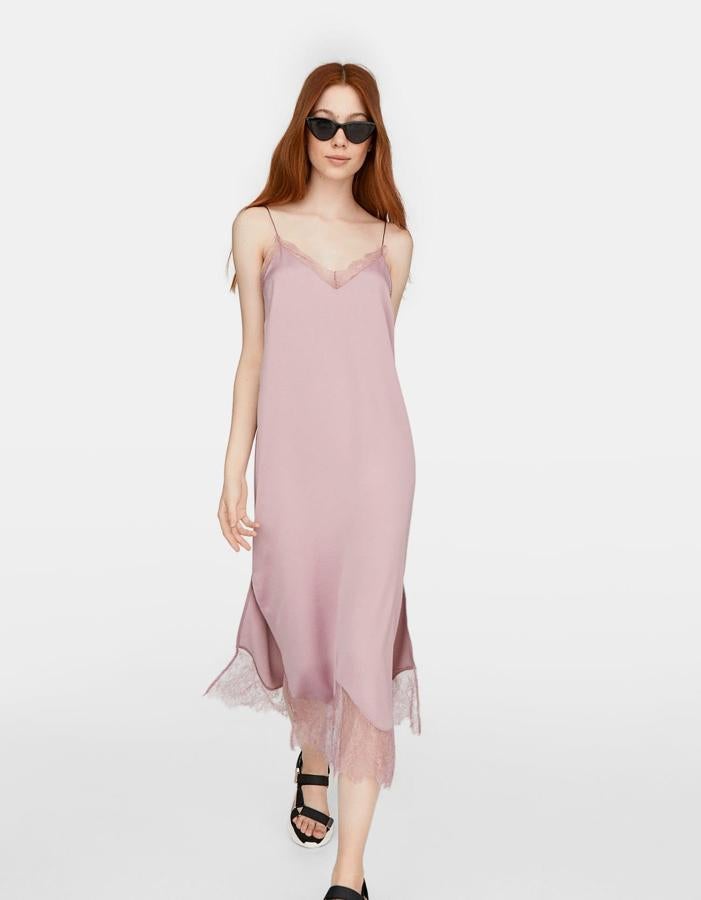 'Slip dress' en satén color nude con detalle de encaje lencero, de Stradivarius (19.99 euros).