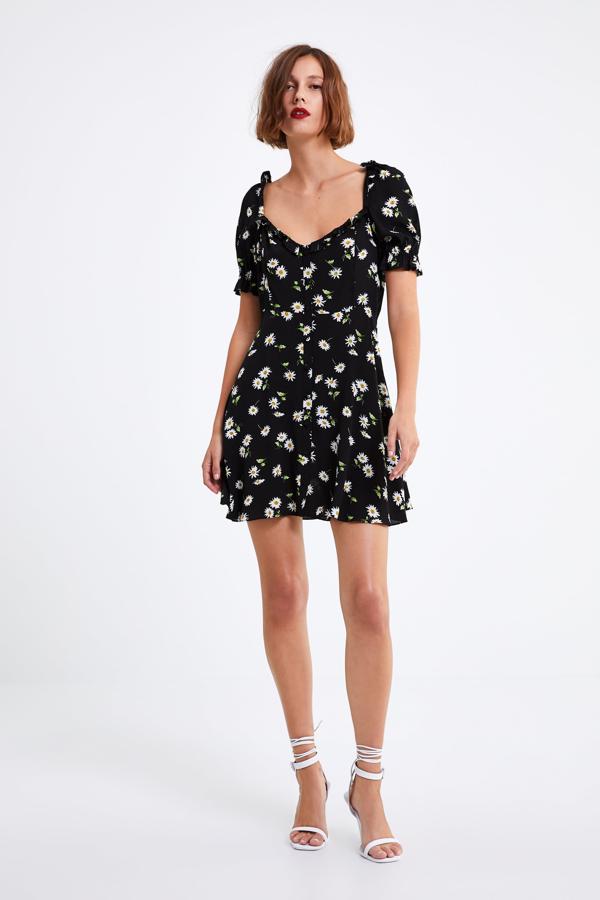Mini vestido con botones y estampado floral de Zara (17.95 euros).