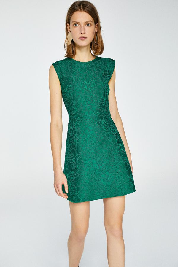 Para las invitadas más jóvenes, nos quedamos con este mini vestido verde en jacquard. Cuesta 29.99 euros.