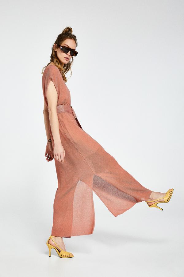 Para una boda más informal, nos quedamos con este maxi vestido en color coral de Sfera (39.99 euros).