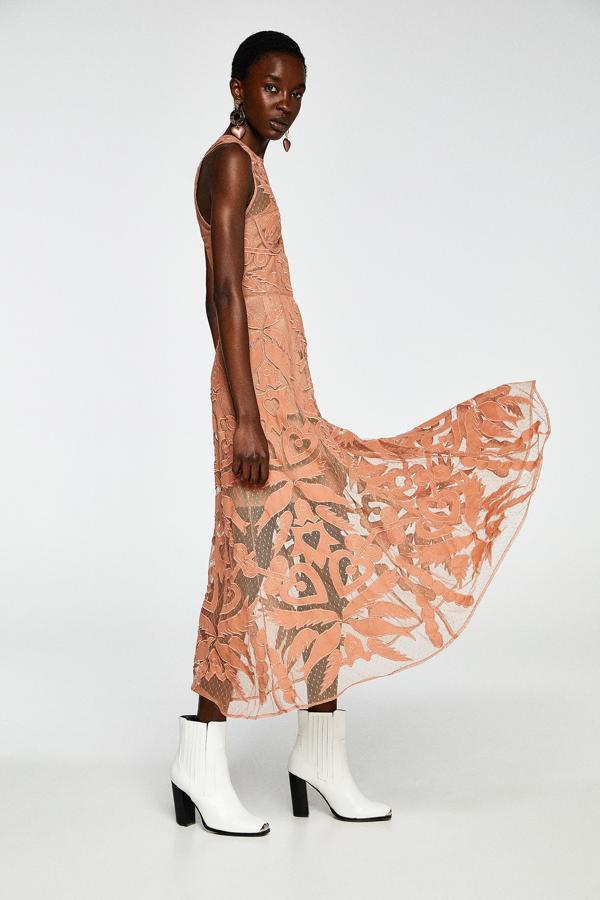 Este vestido midi con transparencias y brocado bordado en color nude nos parece una auténtca joya. Tiene escote a la espalda, y cuesta 59.99 euros en Sfera.