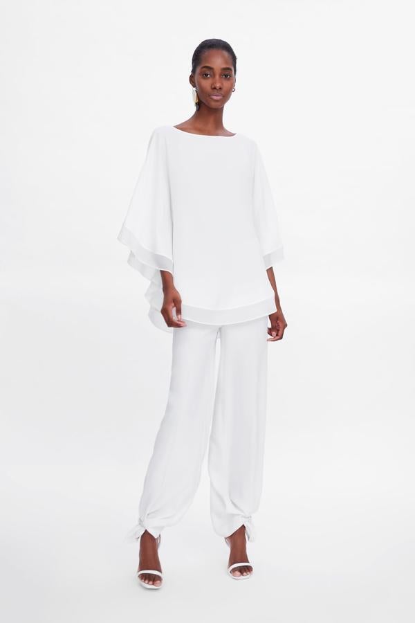 Blusa fluida tipo capa (29,95 euros) combinada con pantaón ancho de lino (49,95 euros).