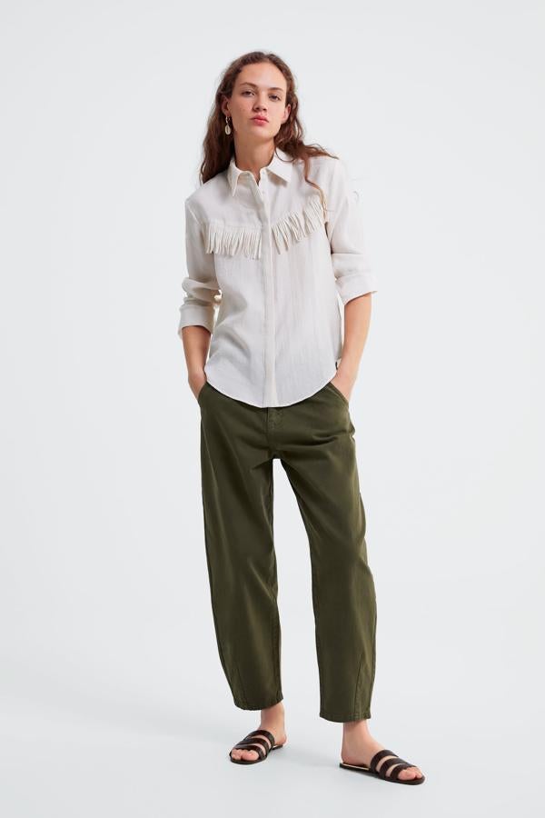 Con aires 'folk', con esta blusa con detalle de flecos (12.99 euros en los Special Prices de Zara).
