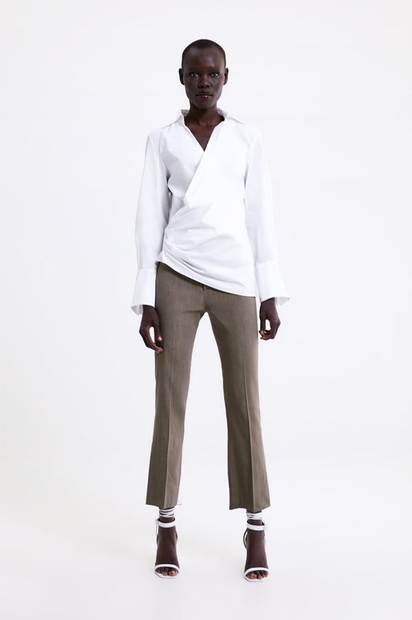 En un diseño original de estilo 'wrap' como este (29.95 euros) para un look de oficina.