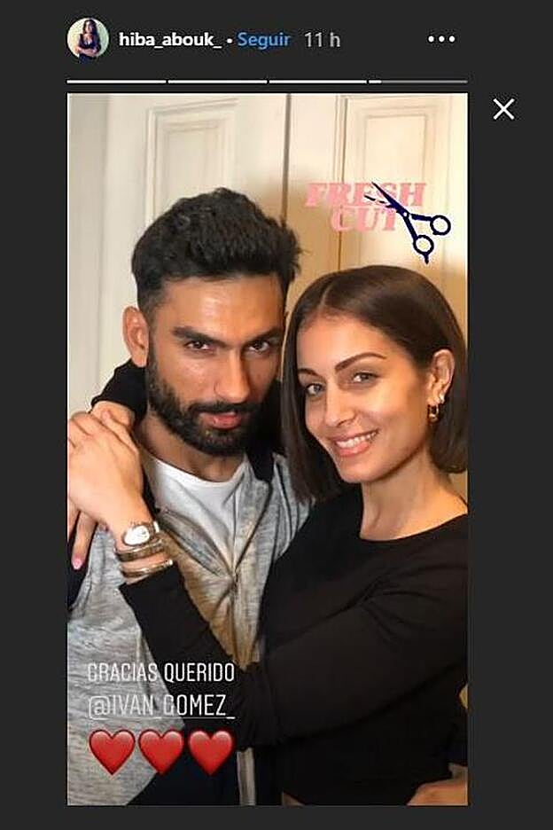 Hiba Abouk junto a Iván Gómez, el estilista encargado de su cambio de look.