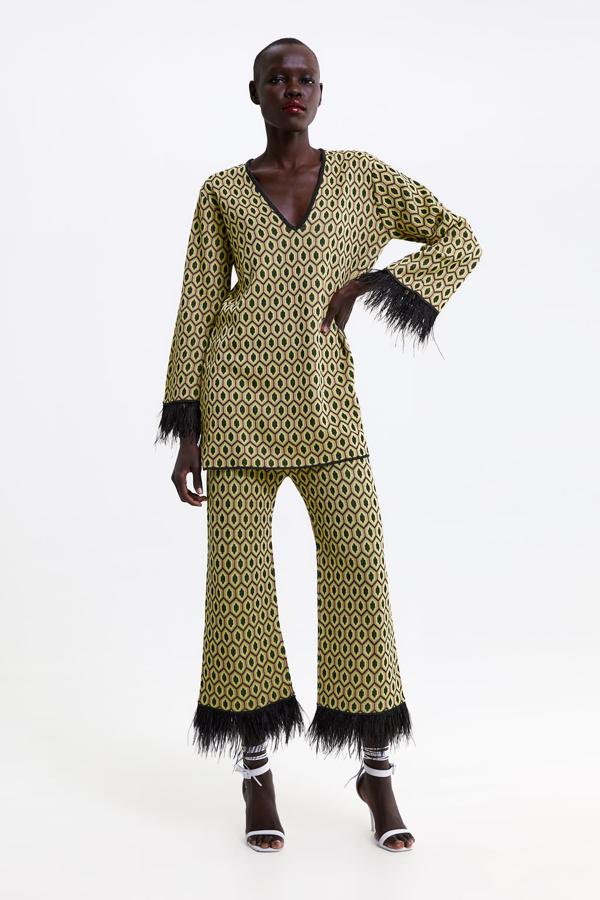 Jersey jacquard con detalle de plumas y escote en pico (35,95 euros) con pantalón jacquard a juego (29,95 euros).