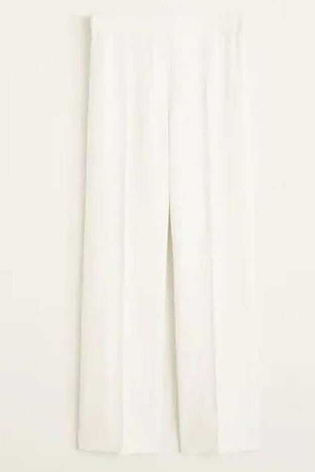 Pantalón recto de traje color blanco de Mango. (39,99 euros).