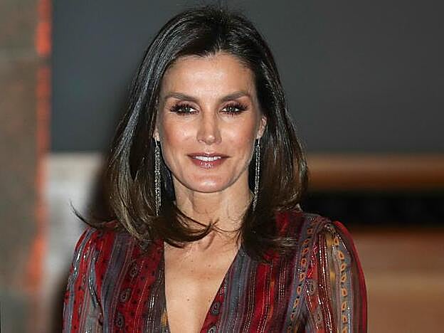 En sus últimas apariciones públicas la reina Letizia ha llevado los ojos maquillados de una forma más intensa de la habitual.