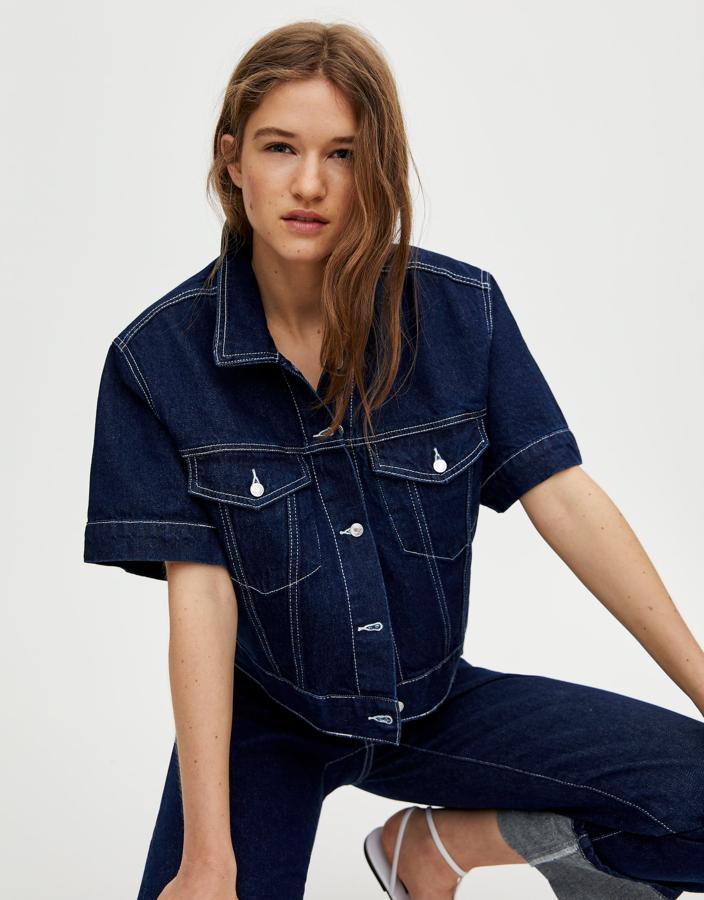 Este modelo de Pull&Bear es el más original. Es de manga corta y con tejido azul oscuro. Queda ideal con un body debajo y desabrochada, a modo de camisa. Cuesta 25,99 euros.