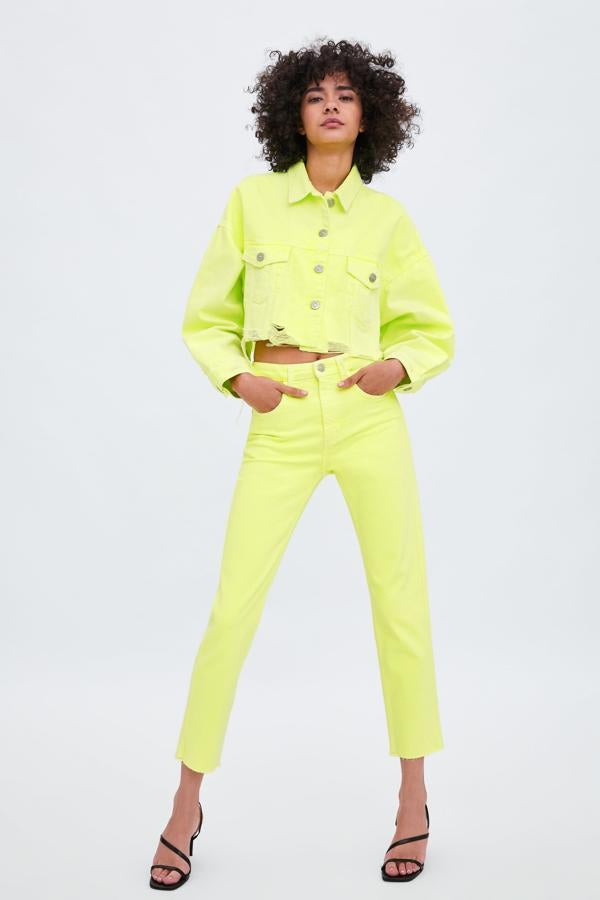 El flúor y el denim se llevan bien. No hay más que ver este ejemplo de Inditex por 29,95 euros.