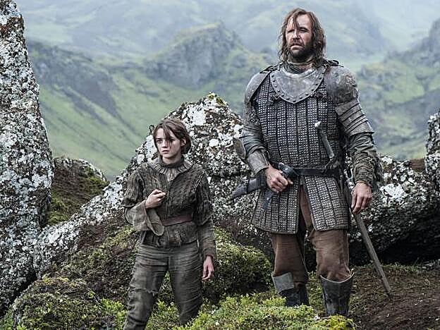 Arya Stark (Maisie Williams) y Sandor Clegane, el perro (Rory McCann), senderismo por Poniente.