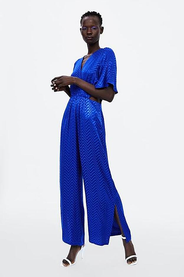 Cuenta con detalle de aberturas laterales y cierre en la espalda.