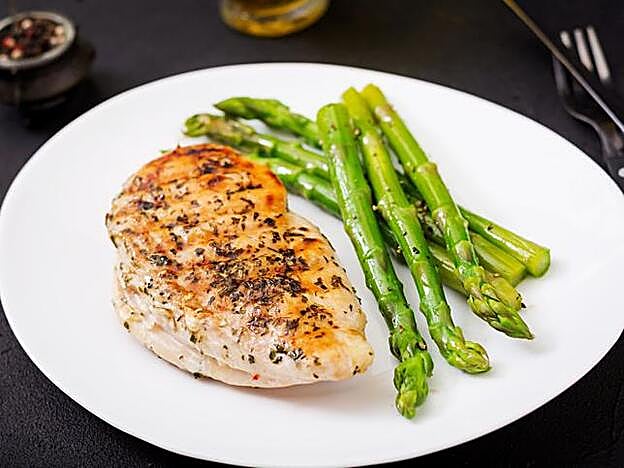 Espárragos trigueros y pechuga de pollo.