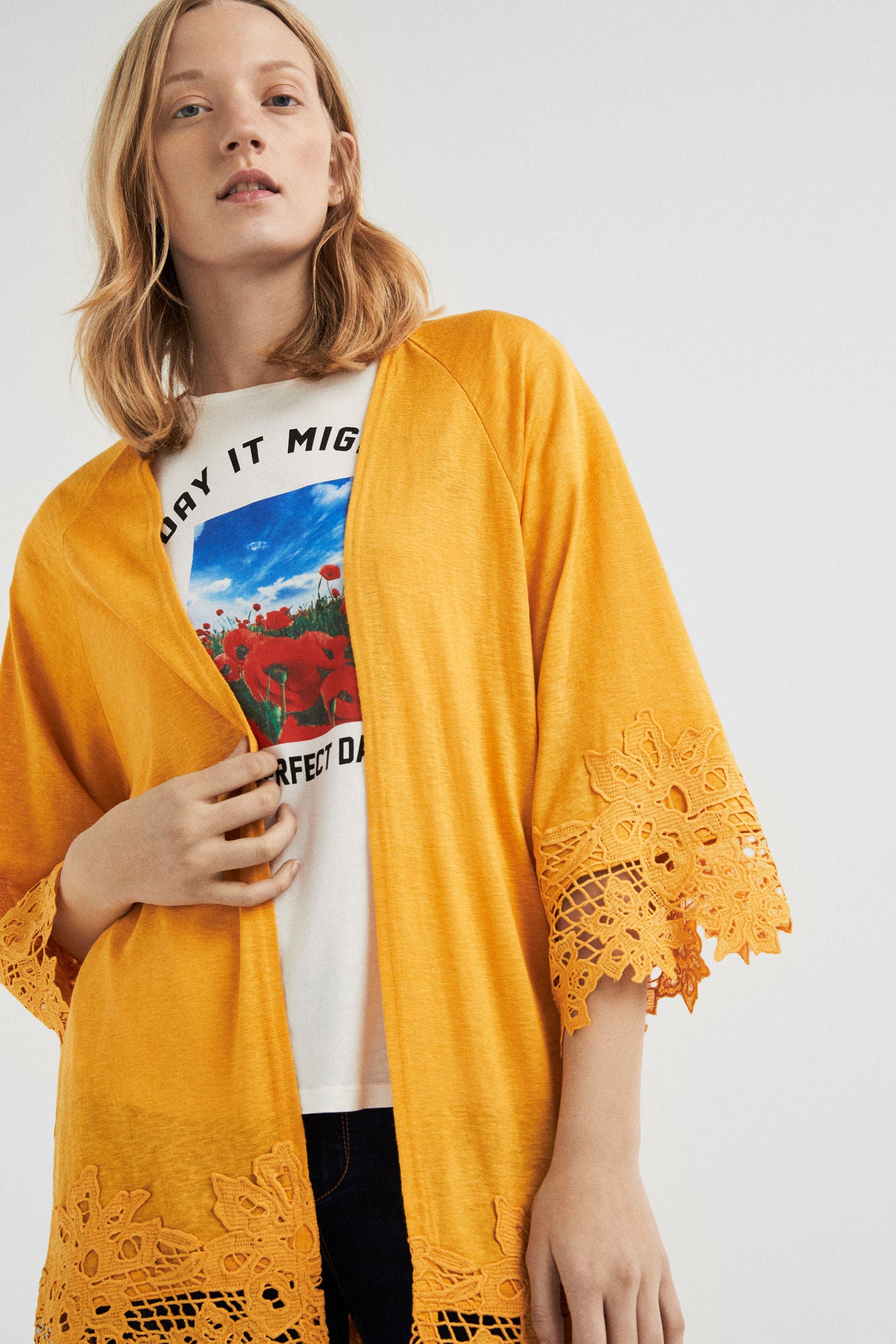 Kimono de puntilla en color mostaza: 26,99 euros en Springfield.