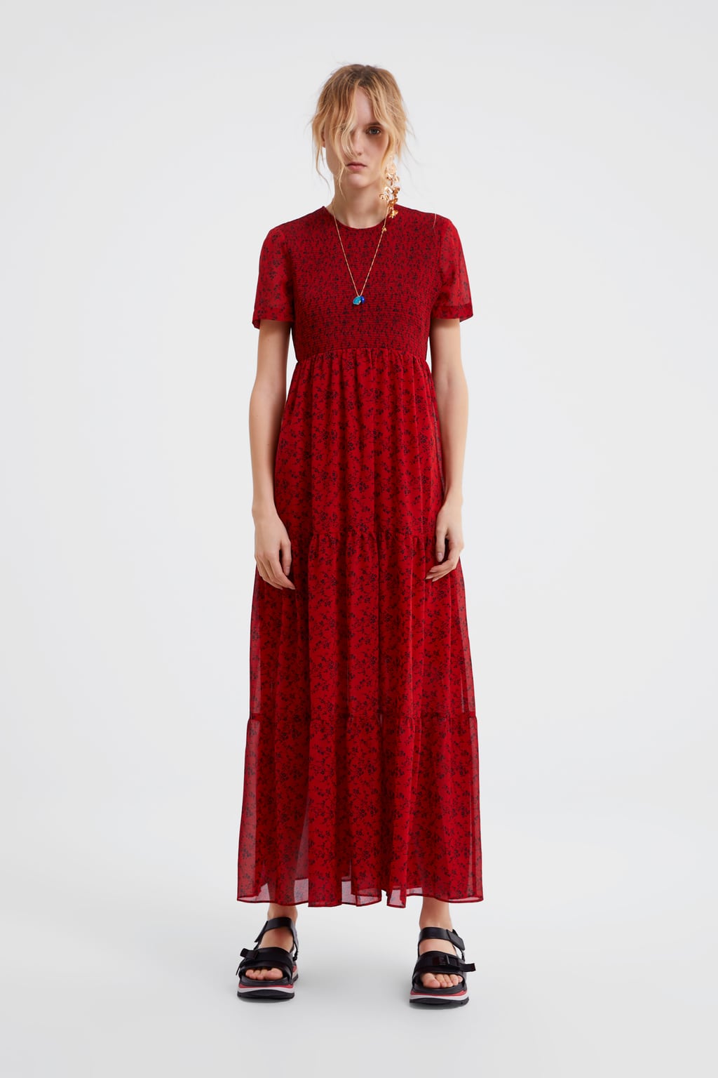 Vestido largo de manga corta de Zara: 39,95 euros.