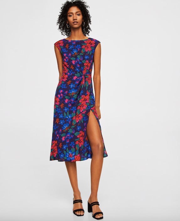 Vestido floral con detalle fruncido y abertura lateral: 22,99 euros en Mango Outlet.