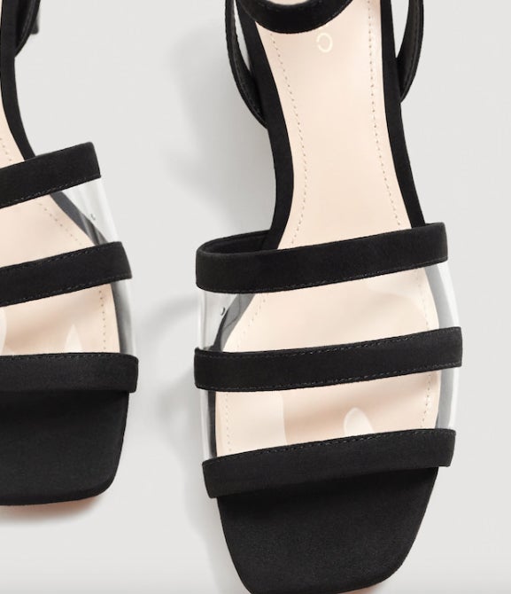 Sandalias negras con paneles transparentes: 19,99 euros en Mango Outlet.