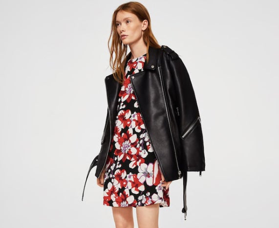 Vestido con manga abullonada de Mango Outlet: 15,99 euros en Mango Outlet.