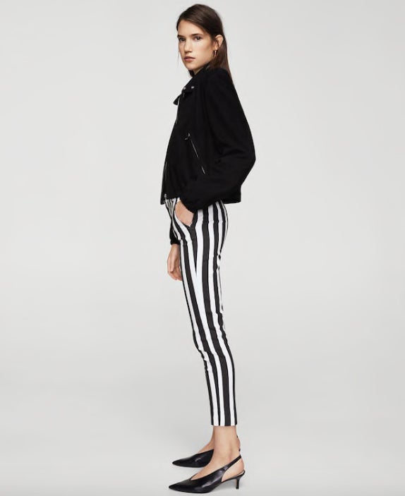 Pantalón pitillo con rayas verticales, disponible en más colores: 12,99 euros en Mango Outlet.