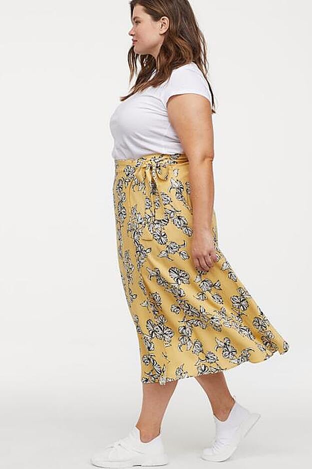 Falda de flores amariilas, disponible a partir de la talla 44 en H&M.