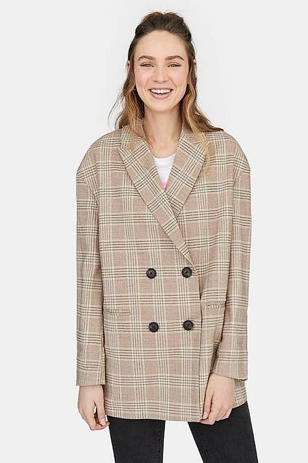 Americana tipo 'oversize' con estampado de cuadros, 35,99 euros.