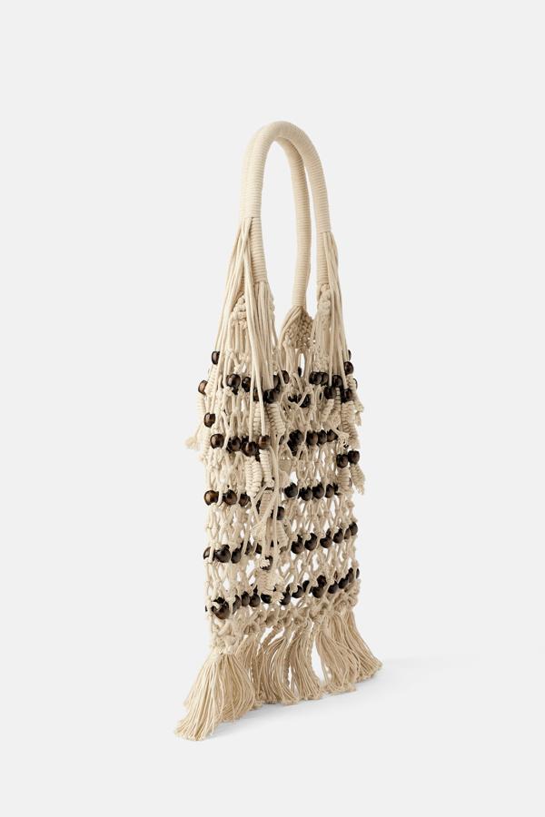 Un bolso de macramé con detalle de cuentas de madera de la colección primavera-verano 2019 de Zara casi alcanza los 60 euros.