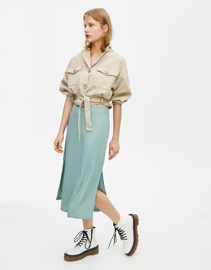 Y otra idea fantástica para sumarte a la tendencia en verde aguamarina con una falda midi de Pull&Bear (17.99 euros).
