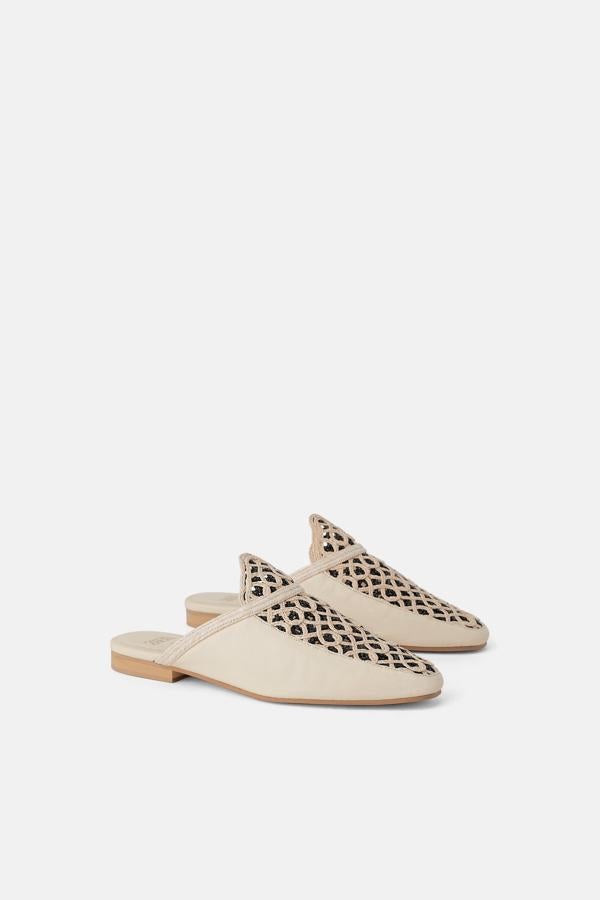 Otra maravilla de Zara para la primavera-verano: estos mules en piel beige con empeine troquelado. Cuestan 79.95 euros.