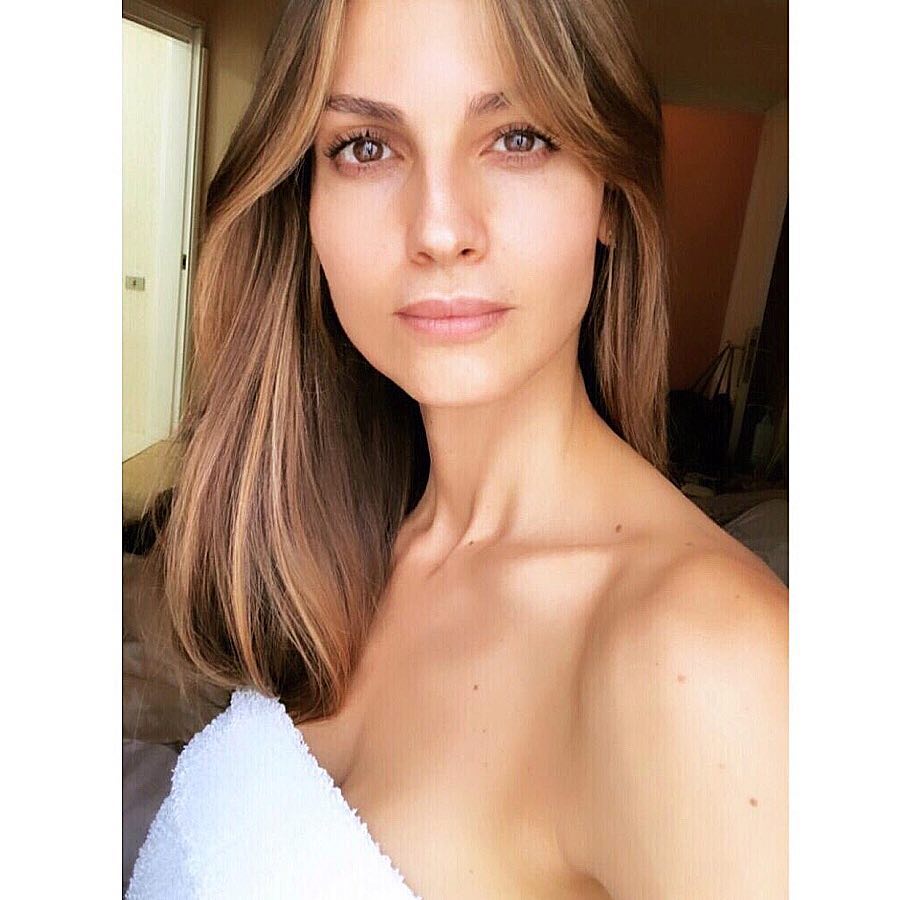 "Llegó mi momento. No more make up for today. Después de quitarme el maquillaje utilizo este serum exfoliante, el último paso en mi rutina facial de noche para que sus principios naturales actúen mientras descanso". Así compartió Ariadne Artiles  su selfie sin maquillaje en Instagram , lo que evidencia que tiene un rostro perfecto.
