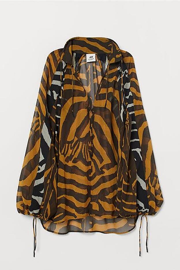 Blusa con estampado animal de tigre y tejido vaporoso, 59,99 euros.