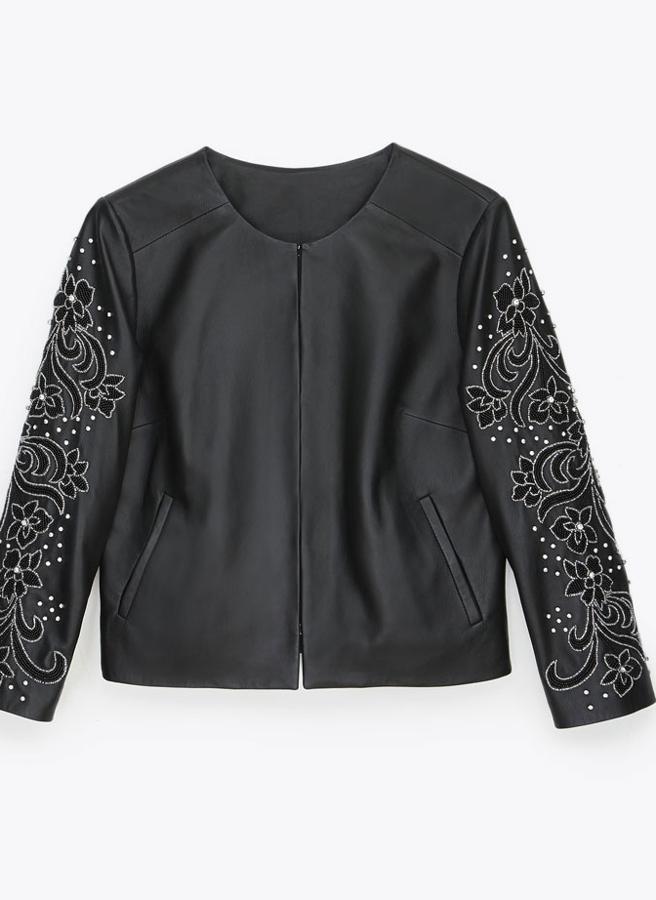 Un modelo muy actual como son las cazadoras de cuero pero con detalle de bordado de predería en las mangas. Ésta es de  Uterqüe , tiene escote redondo y bolsillos laterales. ( 259 euros).