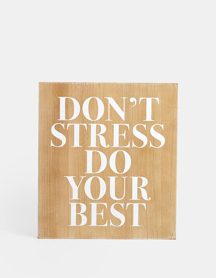 No hay nada que nos alegre más la mañana y nos arranque una sonrisa, como una frase motivadora que leemos antes de poner un pie fuera de casa. Por eso querrás hacerte con este cartel positivo efecto madera con texto en blanco a contraste, por 9,99€.