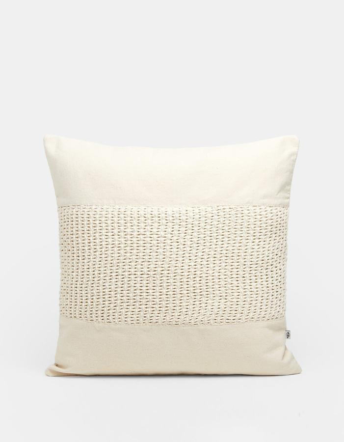 Si algo nos hace soñar con el verano, son los tejidos de carácter artesanal y una sofisticada vocación rústica, como son el croché o el macramé. En este caso no lo podremos vestir nosotras, sino los cojines de nuestra casa con esta funda macramé en color crudo, por 15,99€.